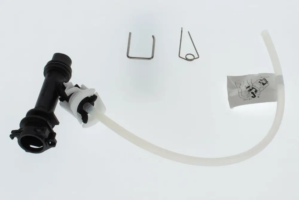 Bosch Adapter mit schwarzem Kunststoffkörper und flexibler, transparenter Schlauchverbindung, begleitet von zwei Befestigungselementen und einer Anleitung.
